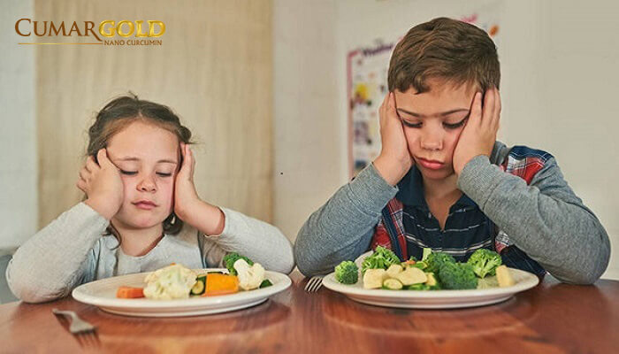 Trẻ ăn quá no hoặc quá đói 